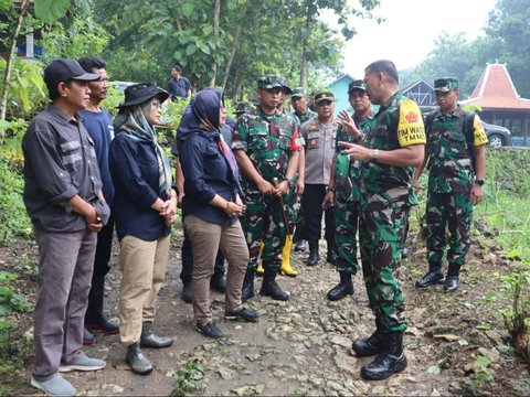 Potret Gagah Jenderal Bintang Satu TNI Cek Kerja Prajurit Bangun Desa, Sampai Selfie Bareng Warga