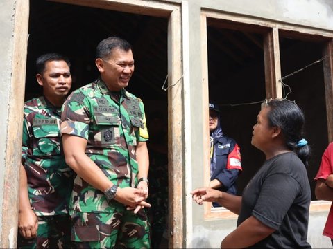 Potret Gagah Jenderal Bintang Satu TNI Cek Kerja Prajurit Bangun Desa, Sampai Selfie Bareng Warga