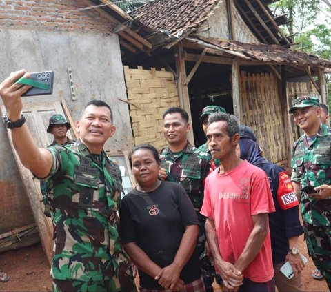 Potret Gagah Jenderal Bintang Satu TNI Cek Kerja Prajurit Bangun Desa, Sampai Selfie Bareng Warga