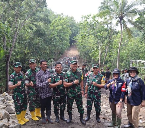 Potret Gagah Jenderal Bintang Satu TNI Cek Kerja Prajurit Bangun Desa, Sampai Selfie Bareng Warga