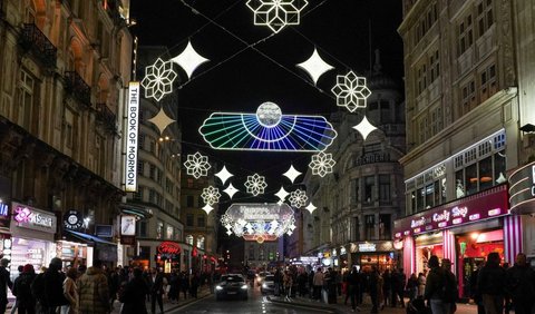 Gemerlap lampu bernuansa Ramadan menghiasi salah satu ruas jalan di London, Inggris, pada Kamis (7/3/2024) malam.