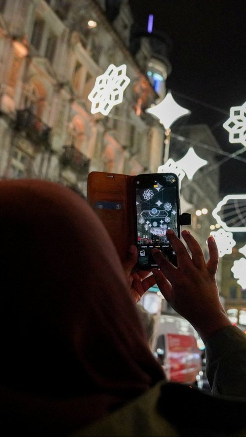 Hadirnya lampu hias bernuansa Ramadan ini mengundang decak kagum warga sekitar. REUTERS/Maja Smiejkowska