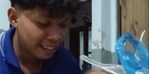 Orang Tua Bercerai dan Sang Ayah Wafat, Pria Ini Makan Nasi Kiriman Ibunda sambil Terharu Nangis