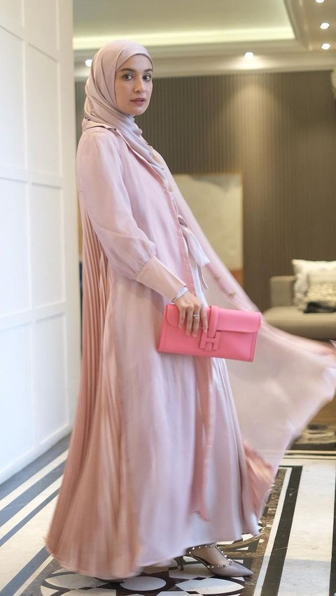 <b>3. Outer Gamis Polos ala Shireen Sungkar</b><br>