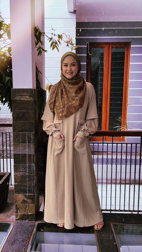 <b>4. Gamis Kerut Lengan ala Revalina S Temat</b><br>