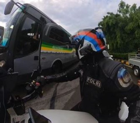 Konten kreator sekaligus seorang angota Polri, Brigadir Kepala (Bripka) Abster Matthew dikenal dengan aksinya saat mengawal atau mengatur lalu lintas di jalan raya.