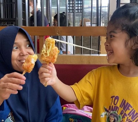 Melihat kedekatan sang anak dengan pengasuhnya, wanita ini merasa begitu senang. Ia juga mengatakan bahwa keluarga itu tidak selalu harus sedarah. <br>