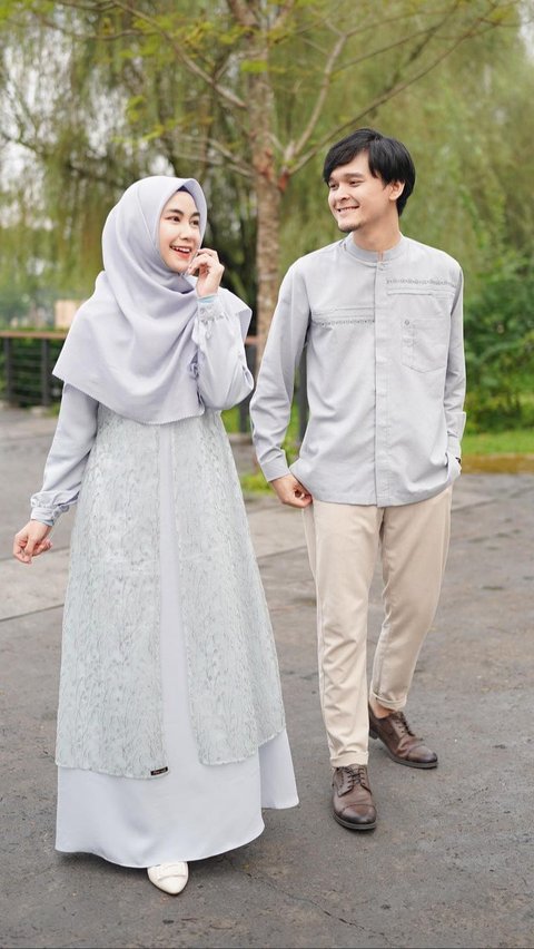 <b>5. Gamis Polos Brokat ala Anisa Rahmah</b><br>