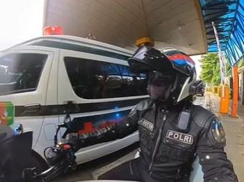 Anggota Polisi Kawal Ambulance TNI Belah Kemacetan di Jalan Tol, Aksinya jadi Sorotan