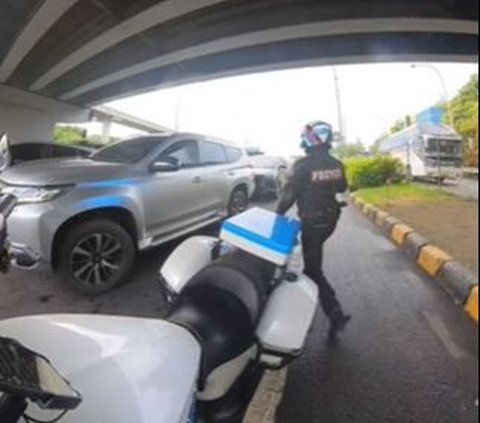 Anggota Polisi Kawal Ambulance TNI Belah Kemacetan di Jalan Tol, Aksinya jadi Sorotan