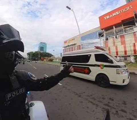 Anggota Polisi Kawal Ambulance TNI Belah Kemacetan di Jalan Tol, Aksinya jadi Sorotan