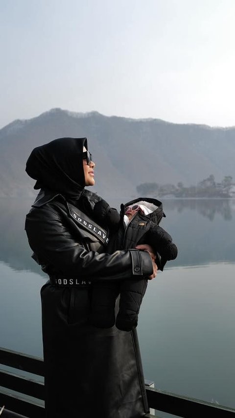 Usai jadi ibu dua anak, gaya busana Aurel kerap dikritik netizen, salah satunya seperti foto ini