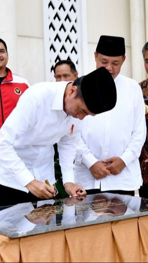 Telan Anggaran Rp101 Miliar dari APBD, Jokowi Resmikan Masjid Agung Madaniyah di Karanganyar