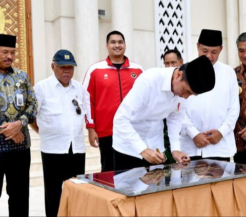 Telan Anggaran Rp101 Miliar dari APBD, Jokowi Resmikan Masjid Agung Madaniyah di Karanganyar