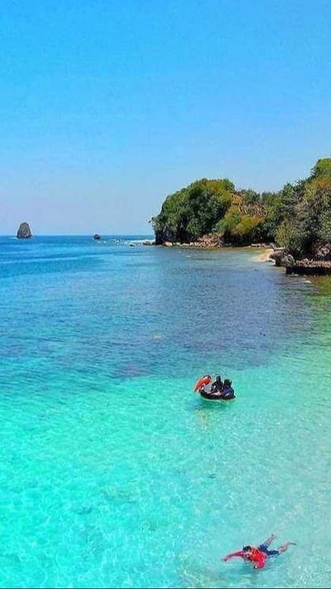 1. Pantai Tiga Warna