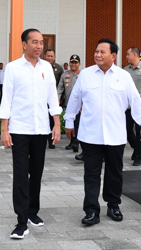 Prabowo Sampai Nengok dengar Jokowi Bicara Inpres Jalan Daerah hingga Bantuan RI untuk Gaza