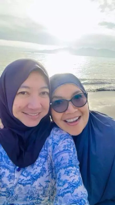 Like Bestie, Portrait of Umi Kalsum, Ayu Ting Ting's Mother's Closeness with Future In-Laws.