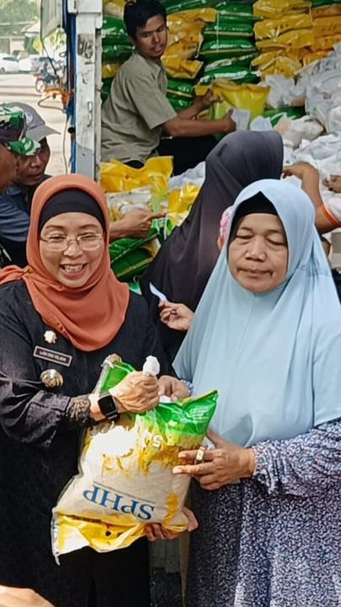 Perjuangan Nenek 60 Tahun Beli Beras di Kantor Bupati Batang: Gowes Sepeda sejak Jam 6 Pagi dan Antre 2 Jam