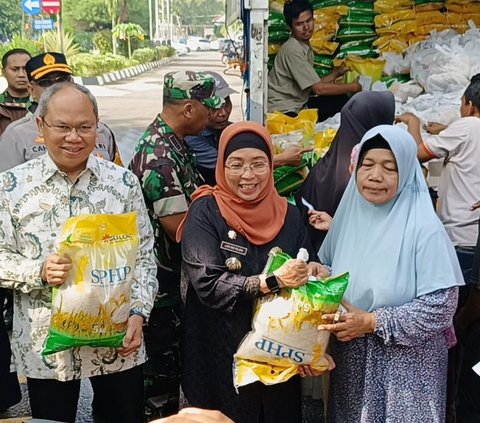 Perjuangan Nenek 60 Tahun Beli Beras di Kantor Bupati Batang: Gowes Sepeda sejak Jam 6 Pagi dan Antre 2 Jam