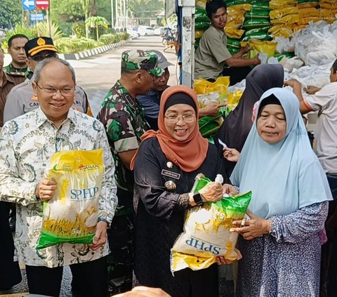 Perjuangan Nenek 60 Tahun Beli Beras di Kantor Bupati Batang: Gowes Sepeda sejak Jam 6 Pagi dan Antre 2 Jam