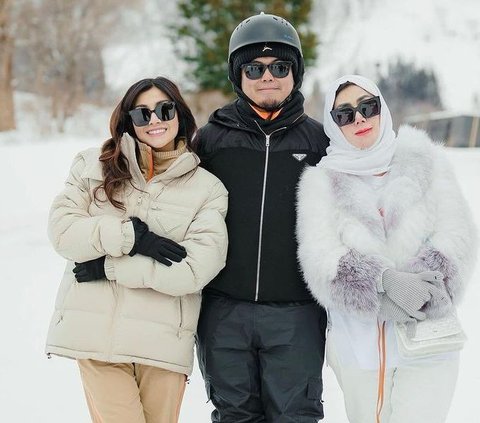 Rejecting Aging at the Age of 59, Here are 9 Stylish Portraits of Amy Qanita, Raffi Ahmad's Mother, Enjoying the Snow in Japan