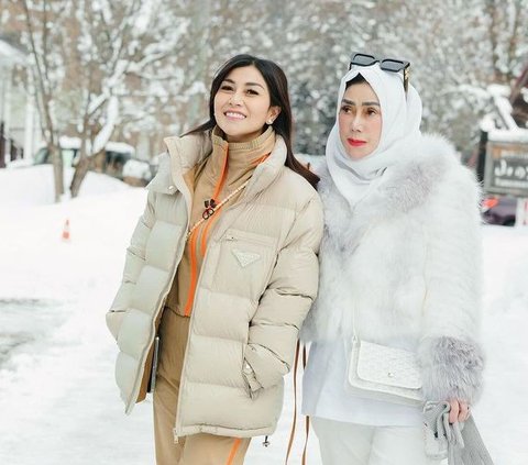 Rejecting Aging at the Age of 59, Here are 9 Stylish Portraits of Amy Qanita, Raffi Ahmad's Mother, Enjoying the Snow in Japan