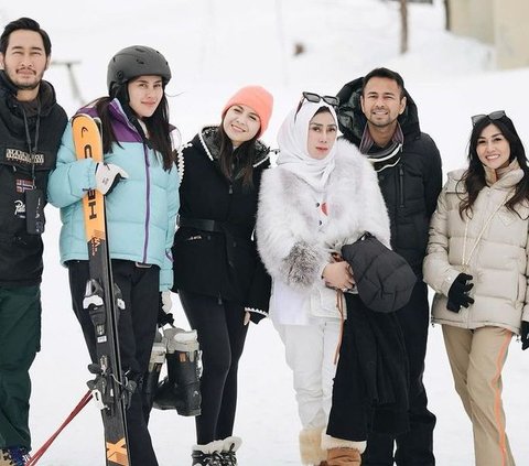 Rejecting Aging at the Age of 59, Here are 9 Stylish Portraits of Amy Qanita, Raffi Ahmad's Mother, Enjoying the Snow in Japan