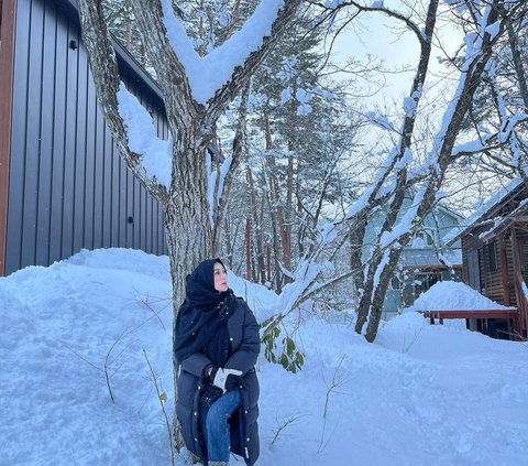 Rejecting Aging at the Age of 59, Here are 9 Stylish Portraits of Amy Qanita, Raffi Ahmad's Mother, Enjoying the Snow in Japan