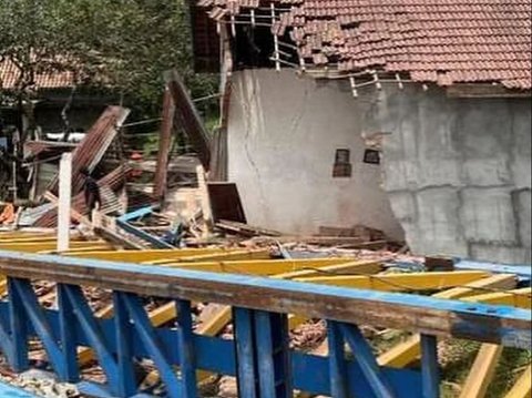 Tak Hanya Rusak KA Babaranjang, Girder Fly Over Bantaian yang Roboh Juga Hancurkan 3 Rumah Warga