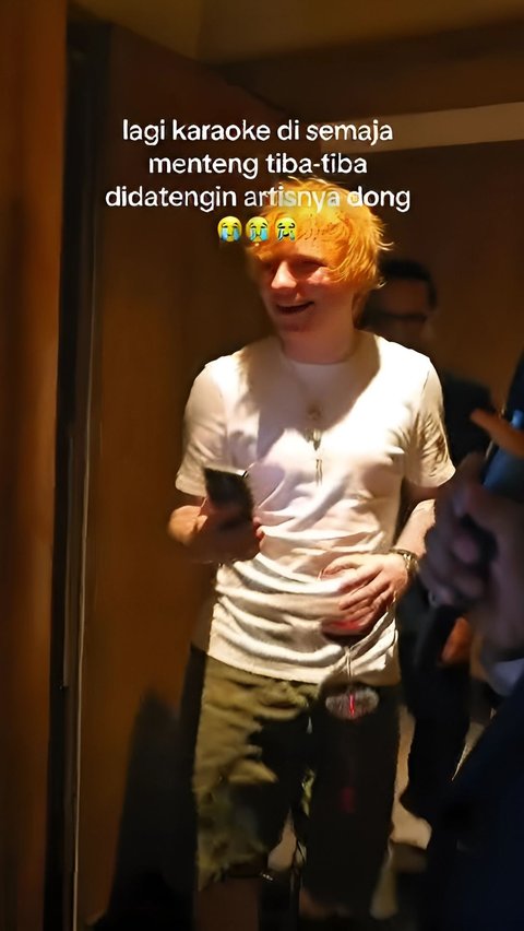 Detik-Detik Ed Sheeran 'Gerebek' Tempat Karaoke dan Nyanyi Bareng Fans di Jakarta