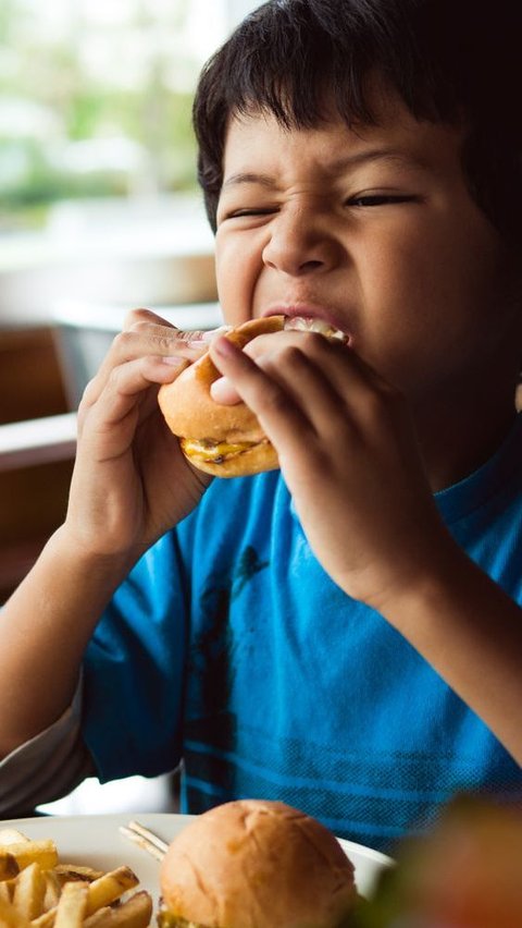 <b>Bahaya Junk Food untuk Anak, Begini Cara Menjauhkannya</b>