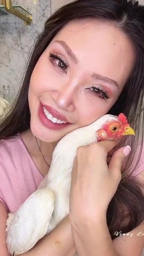 Sangking sayangnya sama Chiki, Vindy juga sering mencium dan memeluk ayam kesayangannya itu.<br>