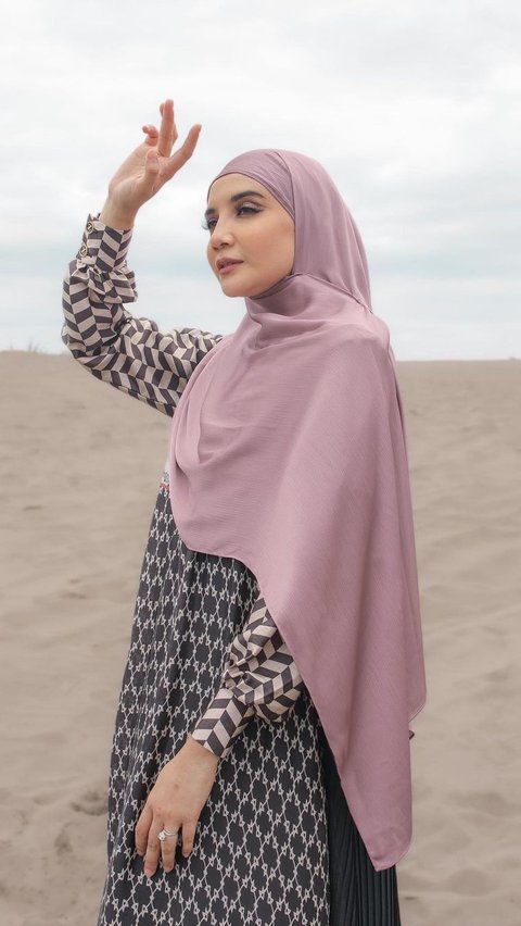 Hijab Pashmina Lilit Asimetris, Bikin Tampilan Kamu Langsung Stylish