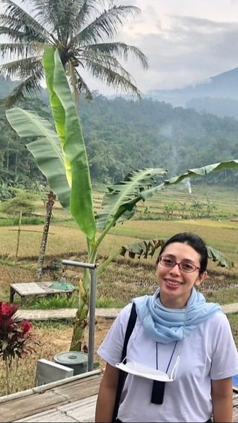 Eno berinteraksi dengan Annisa Trihapsari, mantan kakak iparnya yang pernah menikah dengan Ari Sigit, kakak Eno.