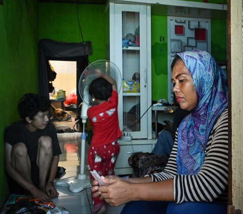 FOTO: Cerita Tangguh Ekawati, Ibu Tunggal Jadi Sopir Bajaj Demi Hidupi Empat Anak