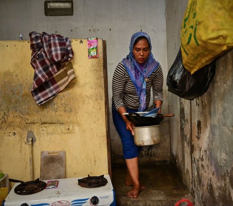 FOTO: Cerita Tangguh Ekawati, Ibu Tunggal Jadi Sopir Bajaj Demi Hidupi Empat Anak