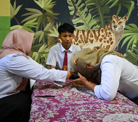 FOTO: Cerita Tangguh Ekawati, Ibu Tunggal Jadi Sopir Bajaj Demi Hidupi Empat Anak