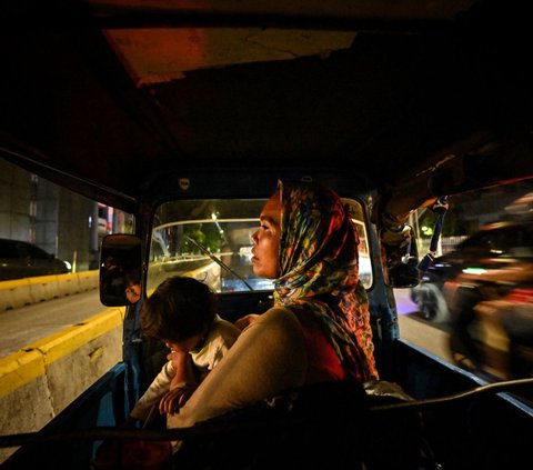 FOTO: Cerita Tangguh Ekawati, Ibu Tunggal Jadi Sopir Bajaj Demi Hidupi Empat Anak