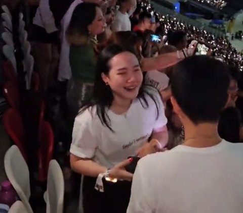 Romantic Moment: Woman Gets Proposed to by Her Partner During Taylor Swift Concert, Making Netizens Jealous!