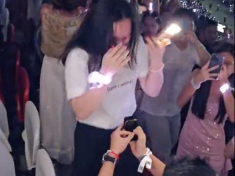 Romantic Moment: Woman Gets Proposed to by Her Partner During Taylor Swift Concert, Making Netizens Jealous!
