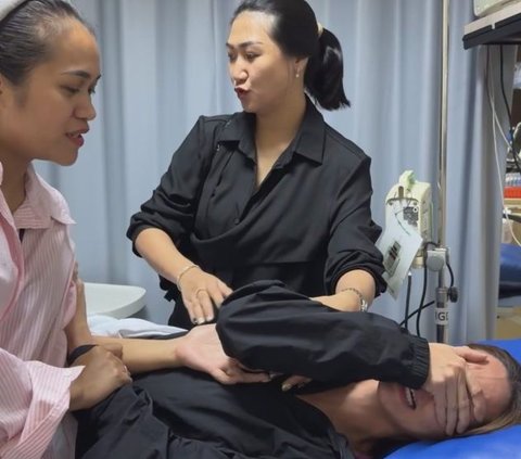 10 Portraits of Nia Ramadhani Pulling Out Nails Due to Ingrown Nails, Netizens are Distracted by Dior Sandals