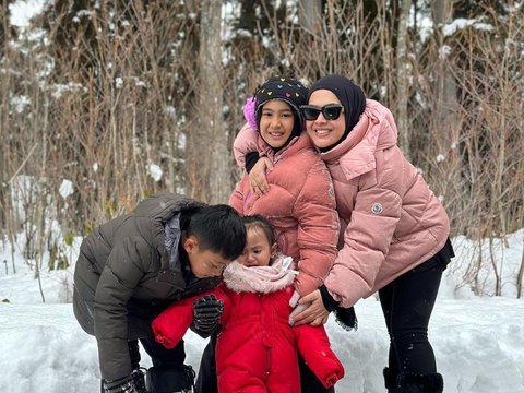 Cute! Foto-foto Terbaru Baby Maryam Anak Aisyahrani Kini Menginjak 1,5 Tahun, Ekspresinya Gemesin Banget saat Asyik Main Salju