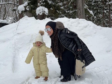 Cute! Foto-foto Terbaru Baby Maryam Anak Aisyahrani Kini Menginjak 1,5 Tahun, Ekspresinya Gemesin Banget saat Asyik Main Salju