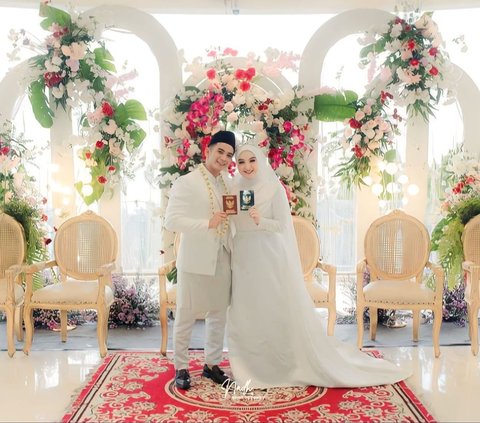 7 Intimate Portraits of Rizki DA's Family with His New Wife