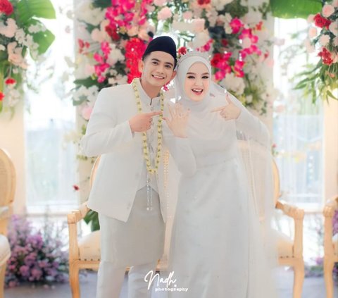 7 Intimate Portraits of Rizki DA's Family with His New Wife