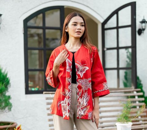 What Pants are Suitable for Women's Batik Clothes in 2024?