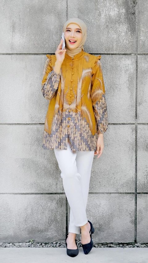 Paduan Baju Batik dengan Celana Slacks atau Celana Bahan