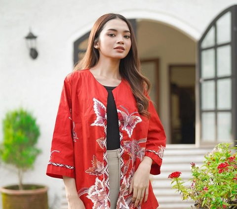 Celana Apa yang Cocok Dipadukan dengan Baju Batik Wanita di Tahun 2024?