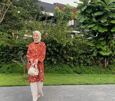 Celana Apa yang Cocok Dipadukan dengan Baju Batik Wanita di Tahun 2024?