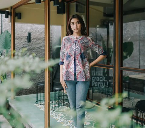 Celana Apa yang Cocok Dipadukan dengan Baju Batik Wanita di Tahun 2024?